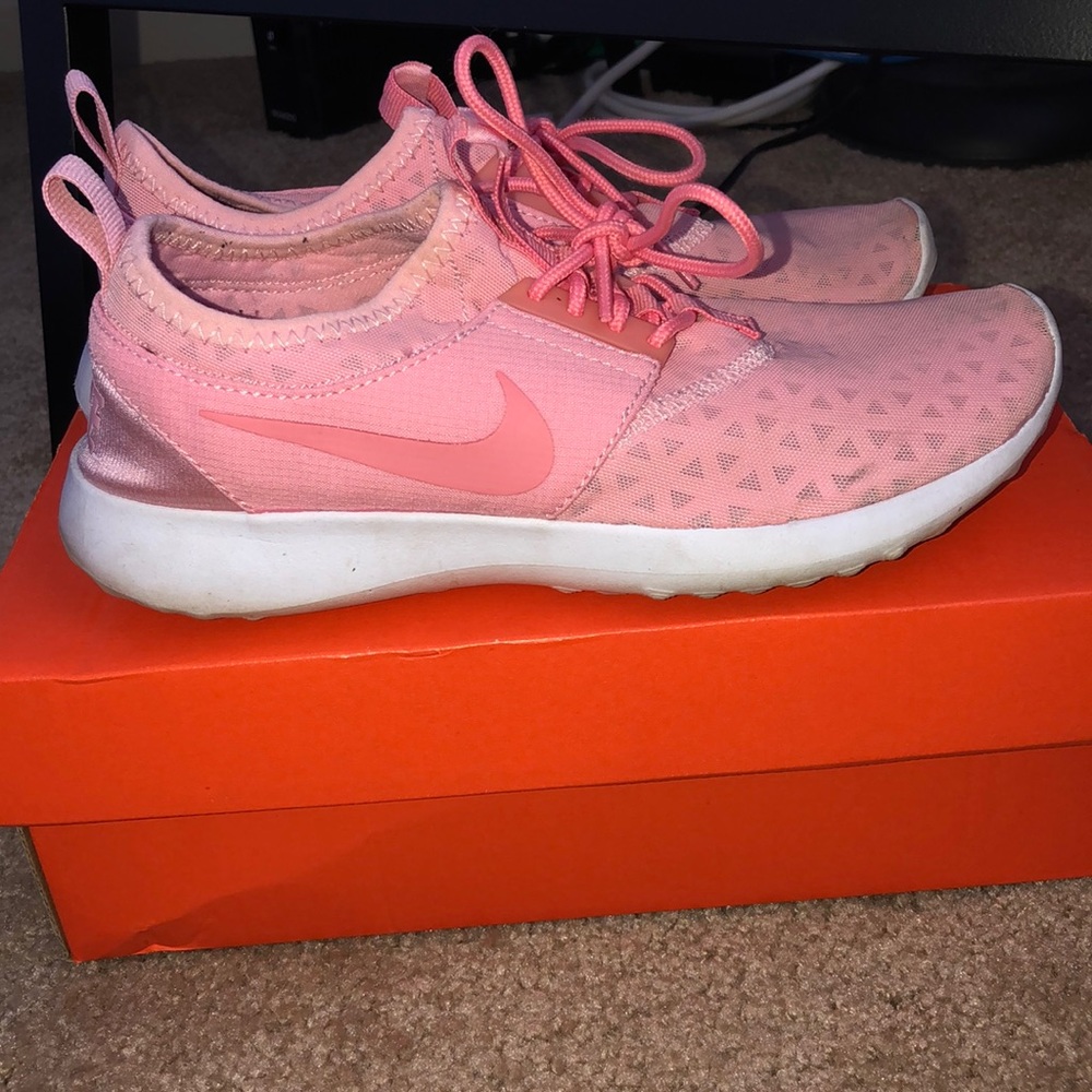 Nike PINK tennis shoes